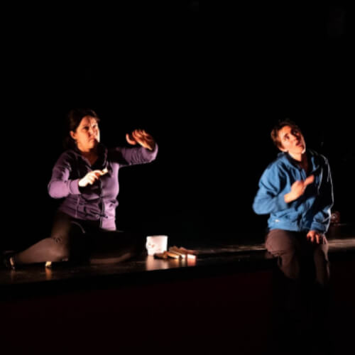 spectacle-au-pied-du-grillage-adolescents